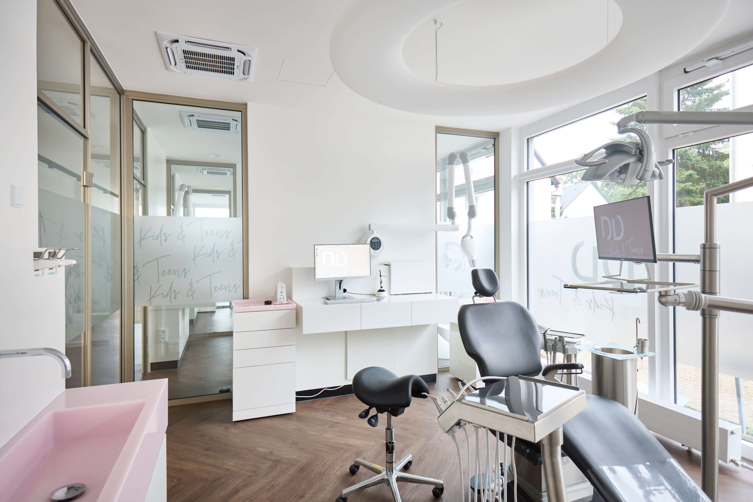 Helles und modern ausgestattetes Behandlungszimmer der DD – Praxis für Zahnheilkunde Oberursel mit Kinder- und Jugendbereich im Hintergrund